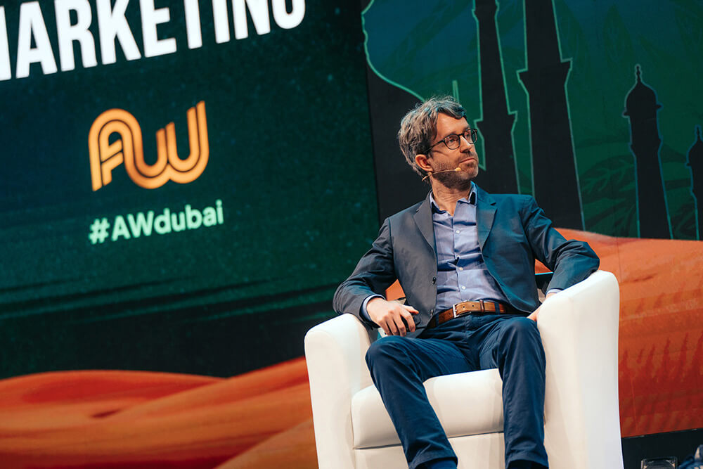 Jérémie Le Pévédic hablando en Affiliate World Dubái
